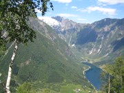 minuten naar Vik, aan de overkant van de fjord, te varen om de bekende Stavkirkje van Hopperstad, daterend uit de 12e eeuw, te bekijken.