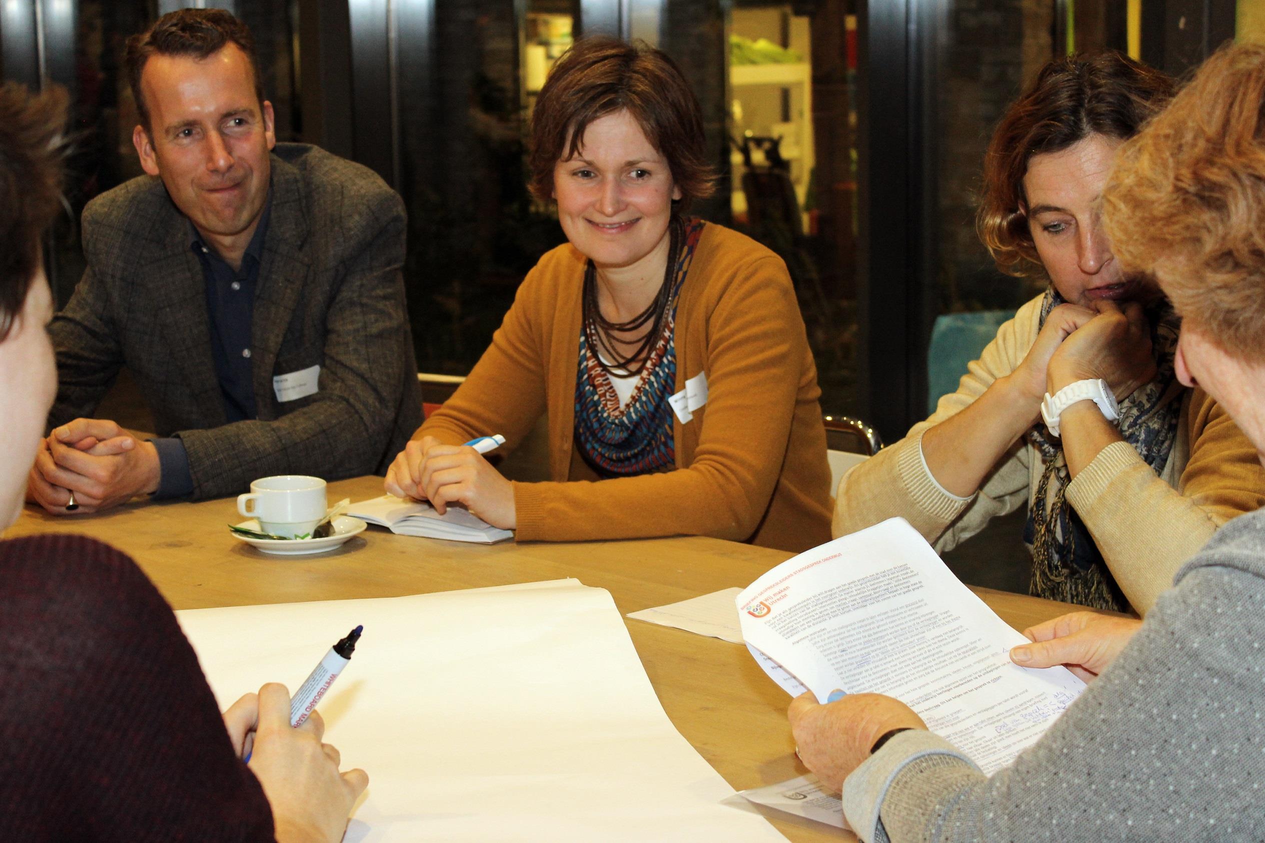 Aan twaalf tafels vinden gesprekken plaats met o.a. ouders, jongeren, onderwijsdeskundigen, docenten en ondernemers.