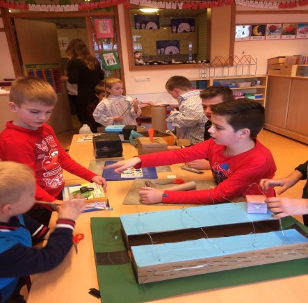 Er wordt nog flink wat afgebouwd om dinsdag 17 februari het dorp te kunnen openen. De Citotoetsen zijn inmiddels ook achter de rug. De kinderen hebben hard gewerkt en hartstikke goed hun best gedaan.