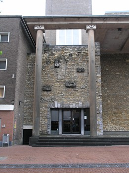 kunstenaar: Jan Vaes titel: Gevel Mariakapel jaartal: 1959 locatie: Molenstraat 37 (Petrus Canisiuskerk) Omdat de achterste helft van de Petrus Canisiuskerk na de Tweede Wereldoorlog nog overeind