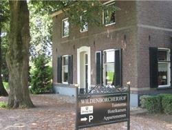 Hotel De Hoofdige Boer*** in Almen: heerlijke theetuin en naast de dorpskerk Stayokay Gorssel in Kring van Dorth: stoer Noors jachthuis midden in de natuur B&B familie Koeslag in Laren (Gld):