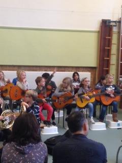 Groep 5 juf Judith, juf Simone De voorstelling van Muzieklab was een groot succes, iedereen heeft prachtig zijn instrument laten horen.