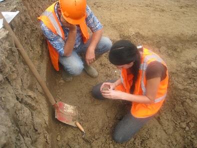 Hulp van veel AWN-ers bij opgraving Romeins grafveld In september en oktober 2014 is in Huissen (Loovelden) een Romeins grafveld opgegraven.
