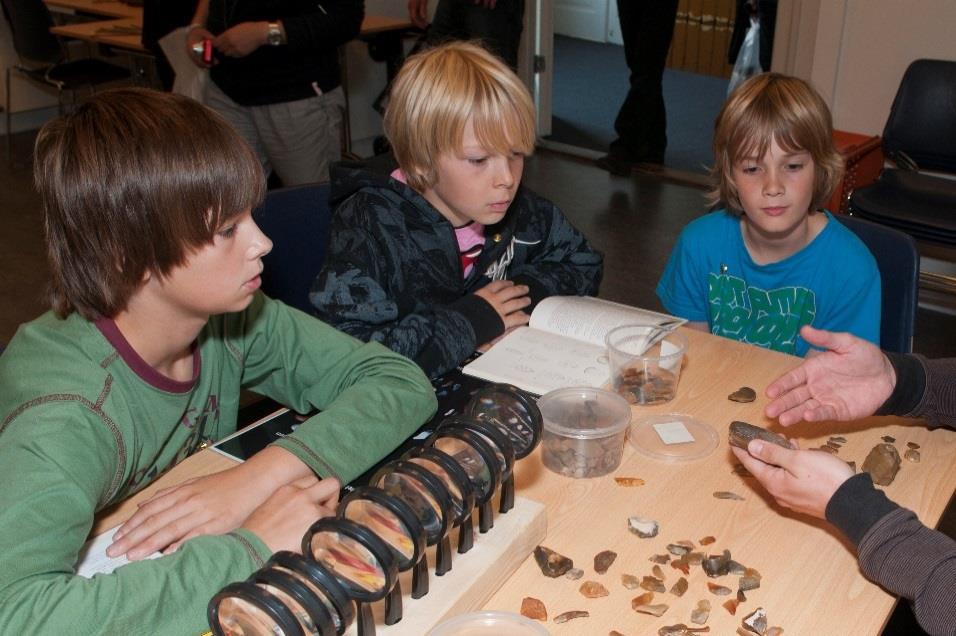 3.1.2 Voortgezet onderwijs Alleen afd. 5 maakt melding van lessen archeologie in 8 brugklassen. Maatschappelijke stages zijn in de afdelingen 8, 11 en 17 gelopen.