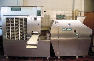 20 uur Uit de oven 12.05 uur 13.20 uur 14.40 uur 16.20 uur 17.35 uur 18.10 uur goed onze broodsnijmachines vers gebakken broden snijden.