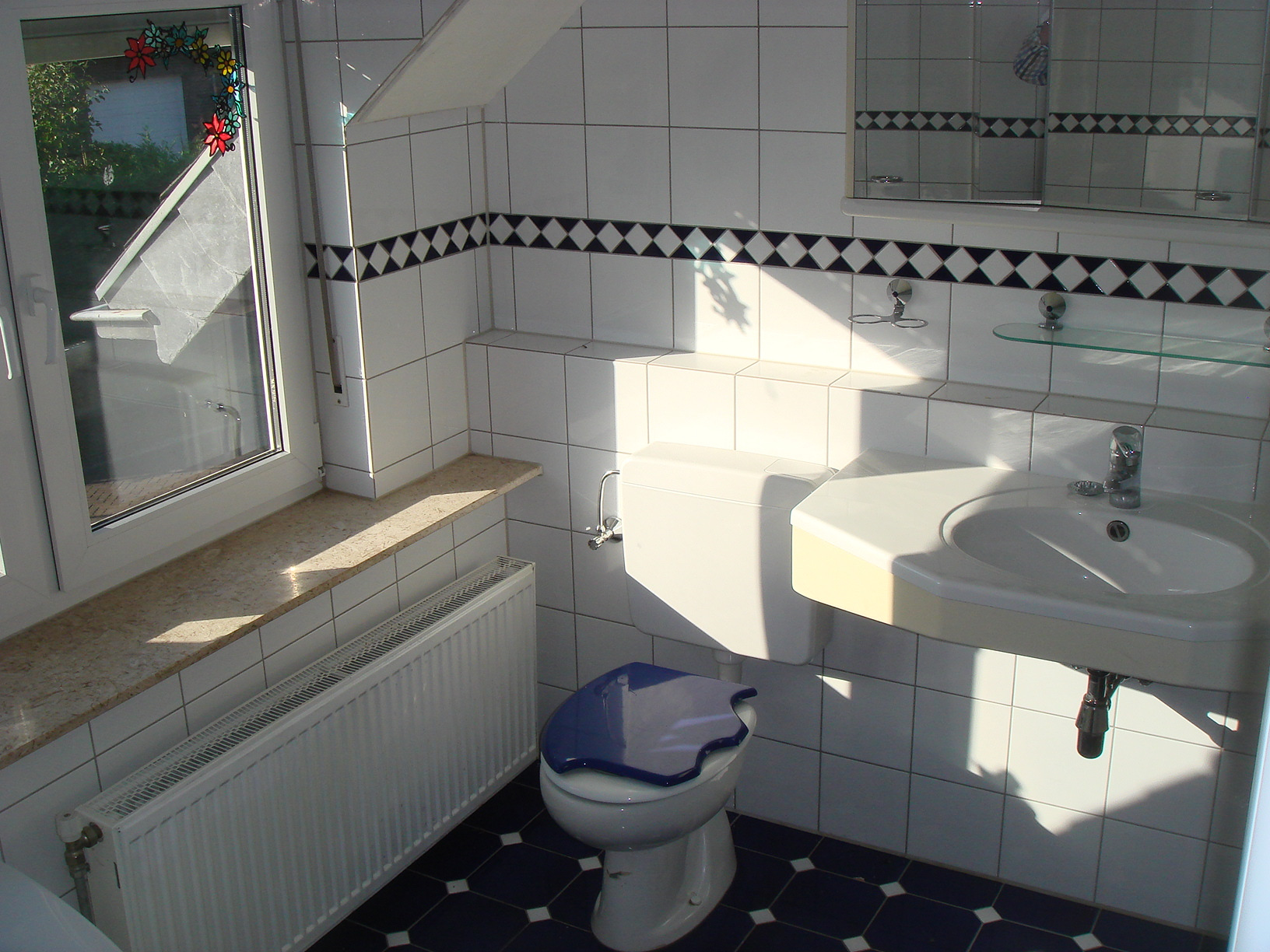 Tevens bevindt zich op de eerste verdieping de geheel betegelde badkamer met hoekbad, douche, toilet en wastafel.