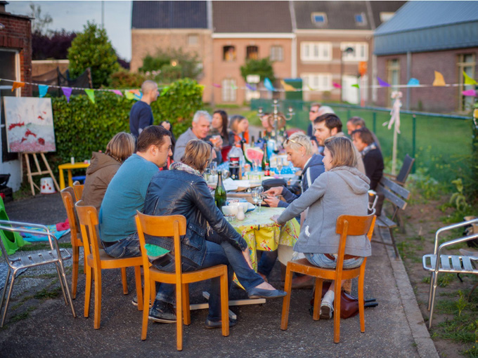 Of om andere energiebesparende maatregelen uit te voeren. Zoals bij een samenaankoop worden die renovaties zo goedkoper voor de deelnemers.