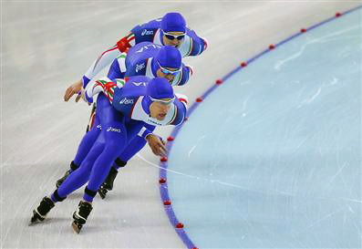 Ploegenachtervolging De ploegenachtervolging is een onderdeel bij schaatswedstrijden. 2p 5 Tijdens de Olympische Spelen in 2006 won Italië de ploegenachtervolging.