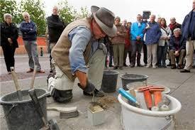 Op Wikipedia lezen we over de Stolpersteine het volgende: Stolpersteine is een project van de Duitse kunstenaar Gunter Demnig (1947, Berlijn).