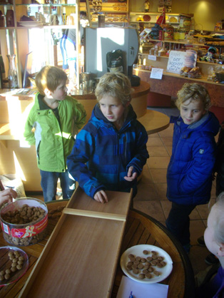 Sinterklaas December is natuurlijk de tijd van Sinterklaas en zijn Pieten. En omdat er alleen maar lieve kinderen in Weurt wonen en bij W.V.W. voetballen, is de goedheiligman ook bij W.V.W. langs geweest.