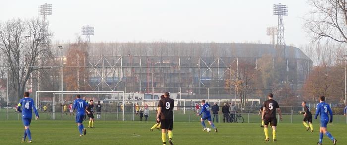 Lombardijen en de Kuip SV Lombardijen Pagina 4 van 16 Sjaals Het wordt koud en de sjaals zijn nog steeds verkrijgbaar. Kom er bij de competitie mee zwaaien, aanmoedigen en supporten.