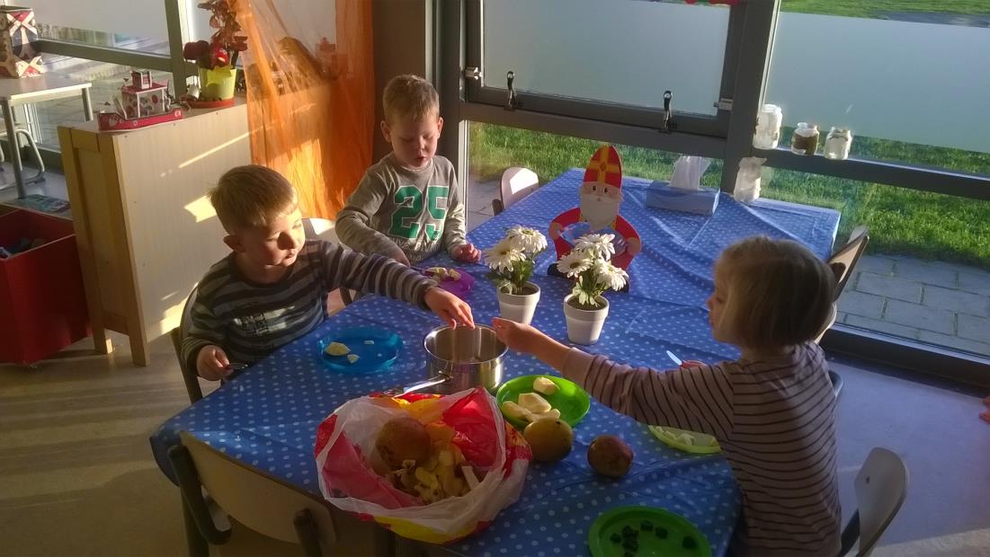 Alles werd bekeken en uitgeprobeerd; dan werd er gepuzzeld, een spelletje gespeeld, gekleid, met kapla een toren gebouwd "o en we willen ook nog even buiten voetballen!