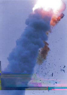 Het ariane vuurwerk Neervallende brokstukken na zelfdestructie van de Ariane-501 raket, 4 juli 1996.