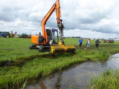 12b. Ecologisch slootschonen Met ecologisch slootschonen worden de oevers verschraald en de plantenwortels gespaard - 30-100% van de beheereenheid (talud, slootkant) wordt tussen 1 september en 1