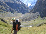2 Programma Op deze eerste wandeldag klimt u eerst naar het op 2200m hoogte gelegen Plateau d'emparis, bekend vanwege zijn uitzonderlijke bloemenpracht en mooie uitzicht op het Massif des Ecrins.