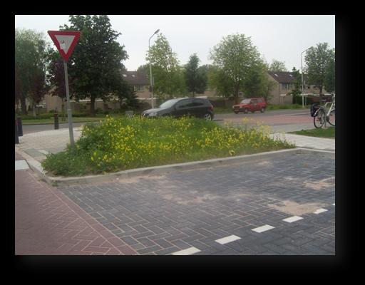 Krommebrug Hoek Voorburggracht, In het voorjaar werden er parkeerplaatsen gemaakt.