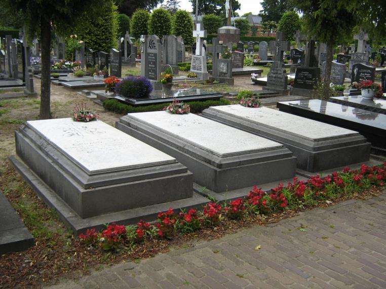 Graven van de familie Cox Ter linkerzijde van het hoofdpad ligt een drietal identieke grafmonumenten. Ze behoren aan de familie Cox.