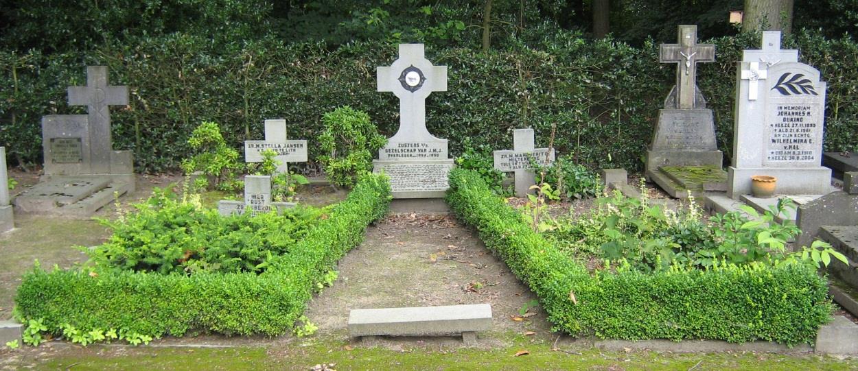 Gezamenlijk graf zusters De overleden zusters van de Sociëteit van Jezus-Maria-Jozef (J.M.J.) werden in de periode 1894 tot 1969 in een voor hen gereserveerd gedeelte van het R.K. kerkhof bijgezet.