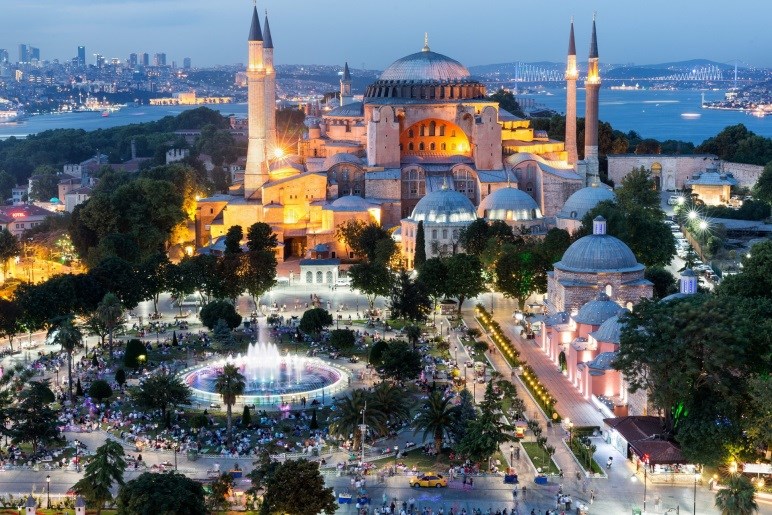 DE STRIJD OM CONSTANTINOPEL Constantinopel is altijd al een smeltkroes van culturen geweest.