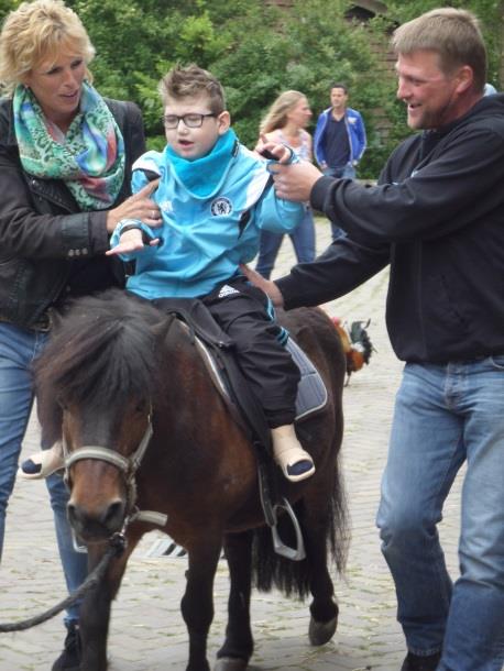 Deze voorstelling kwam via live music now e. Dagje uit naar t Geertje SO2 is op dinsdag 9 juni jl. een dagje op stap geweest. Met 2 busjes zijn we naar de geitenboerderij t Geertje gebracht.