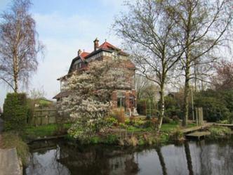 Laag Boskoop 123 Boskoop Vraagprijs 900.000,-- k.k. Verrassend grote, vrijstaande, monumentale, mooi gerestaureerde en onder invloed van Art Nouveau gebouwde villa met een inhoud van ca. 1.052 m³ en een woonoppervlakte van ca.