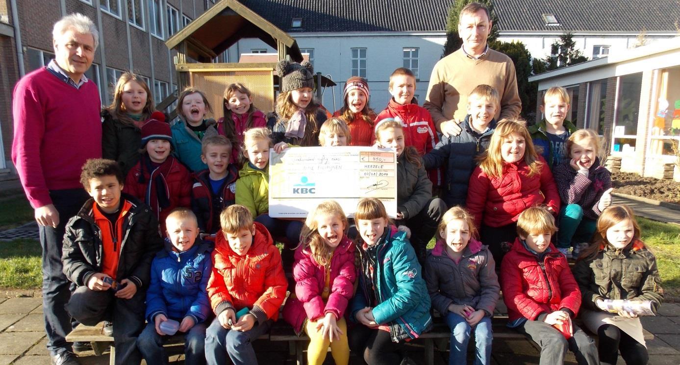 Hannes De Vroe, leerling van 6 de leerjaar is Junior Journalist (Davidsfonds Burst) Hannes De Vroe, leerling van het zesde leerjaar van de Vrije Basisschool Herzele, won in zijn categorie 3 de graad