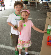 Ro(o)uting 3 Groot succes! Jiffy Products schonk potten aan het MSU festival Grassroots Green met kinderactiviteiten.