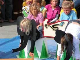 Voor de bovenbouw zijn er circusacts waar meer technische vaardigheden, zoals jongleren en acrobatiek in voor komen.