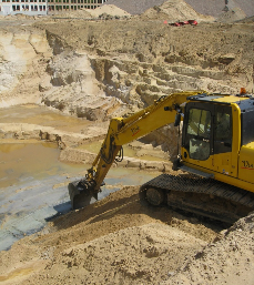 Foto 3: ontgraving verontreinigde grond. Ten tweede zijn de immobiele verontreinigen (zij die zich niet verplaatsten) in de grond op de gehele locatie tot een diepte van tenminste 1 meter ontgraven.