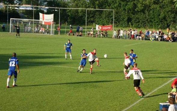 Introductie Onze vereniging die inmiddels meer dan 50 jaar bestaat, heeft als doelstelling: Prestatief, sportief en recreatief voetballen voor jong en oud.