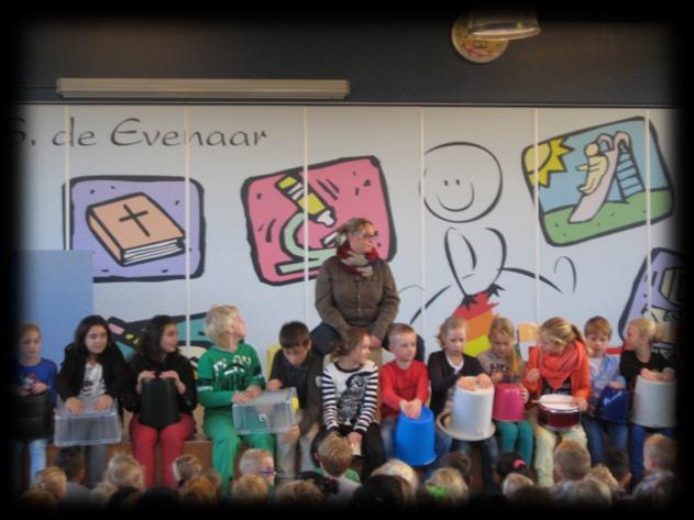 In tweetallen oefenen de kinderen om naar elkaar te luisteren. De een vertelt, de ander luistert.