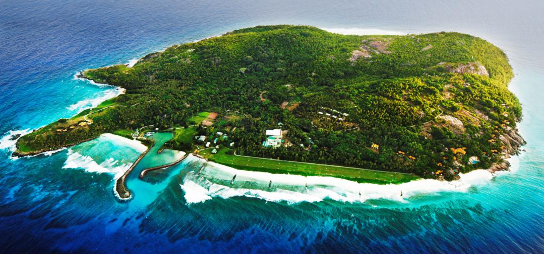 Op de zesde dag verlaat u het eiland Mahé en gaat u per vliegtuig naar Desroches Island Resort. Dit privé eiland ligt ten zuiden van Mahé en er is hier maar één all-inlcusive resort.