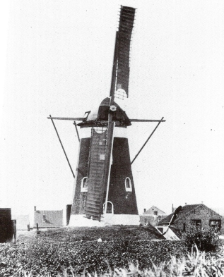 burgemeester van Westkapelle. De molen was via een ca. 100 meter lange baan bereikbaar vanaf de Zuidstraat. De molenmaker was de uit Noord Brabant afkom)stige J.L.I.