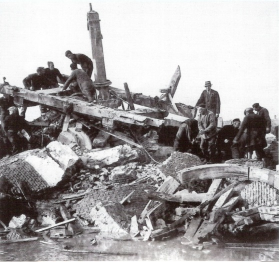 verwijderd werd. Alleen de molenromp met de kap bleef over. Op 3 oktober 1944 zochten bij het begin van het bombardement op Westkapelle 47 mensen beschutting in de kelder onder de De Roos.