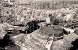 De burcht van Borgloon De Loonse mottesite ligt op het einde van een heuvelrug, een getuigenheuvel die 30m boven de lagere zuidelijke vlakte uitsteekt die een lijn volgt van Heks, Bommershoven,