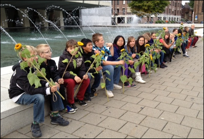 Pagina 2 D E H E R D E N K I N G... Op vrijdag 20 september om 18:45 in de beren kuil. De groep 8 van de scholen Blinkert en de Laarhorst mochten een zonnebloem leggen.