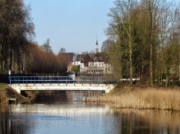 De Watertoren, is het herkenningspunt van Axel, 60 meter hoog. Het is ingericht als tentoonstellingsruimte.