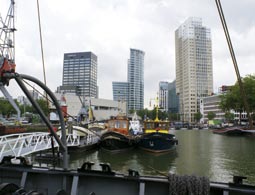 Historie 1 Gezicht vanuit het westen op de galerijen van Zeevismarkt in 1694. 1 2 2 Het nieuwe gebouw in 1822 in de empirische/ classistische stijl kenmerkend rondom de tijd van Napoleon.