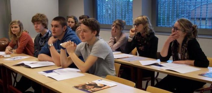 Verslag labodag Vrijdag 20 januari was voor 9 leerlingen van de 5 de Wetenschappen wiskunde van het Heilig Maagd College te Dendermonde een wetenschappelijke en interessante dag.