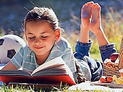 Lezen is heerlijk Het kan heerlijk wezen om een boek te lezen: boom-roos-vis-vuur en een boek is heus niet duur.
