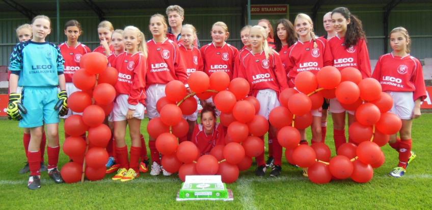 Werving meiden 2016-2017 bij Achilles 12 Vorig jaar in september werd het 100 e lid van de afdeling meisjes- en vrouwenvoetbal gehuldigd. Graag willen wij ook dit jaar weer doorgroeien.