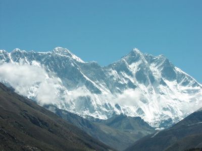 En daarmee is dat de hoogste berg van de wereld. Van de 14 hoogste bergen van de wereld staan er 8 van in Nepal. Een paar hiervan zijn: De Lotshe: 8.501 meter hoog. De Dhaulagiri: 8.167 meter hoog.