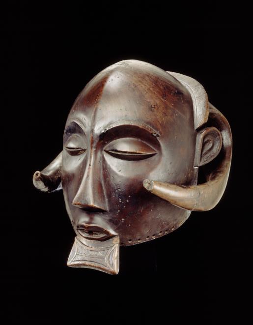 Dit masker is zowat het meest bekende stuk uit de etnografische collectie van het KMMA omwille van zijn mysterieuze schoonheid.