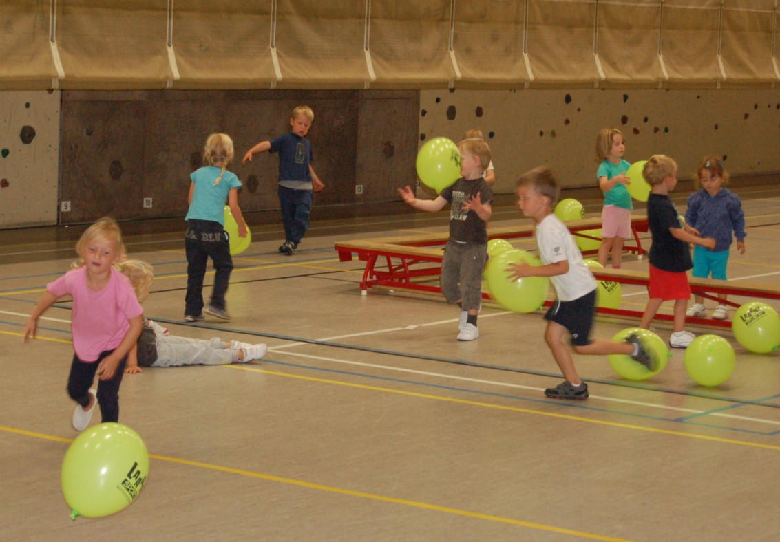 De Sportdienst organiseert... Paassportkampen (11-15 april 2011) Omnisportkamp Voor 6 tot 12 jarigen Plaats : Sporthal Laarne, Doelgroep: Alle kinderen tussen 6 ( 1 e lj.) en 12 jaar Wanneer : ma.