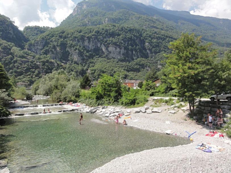 Op deze vrije en warme dag genieten veel Zwitsers van het verkoelende water in de rivieren.