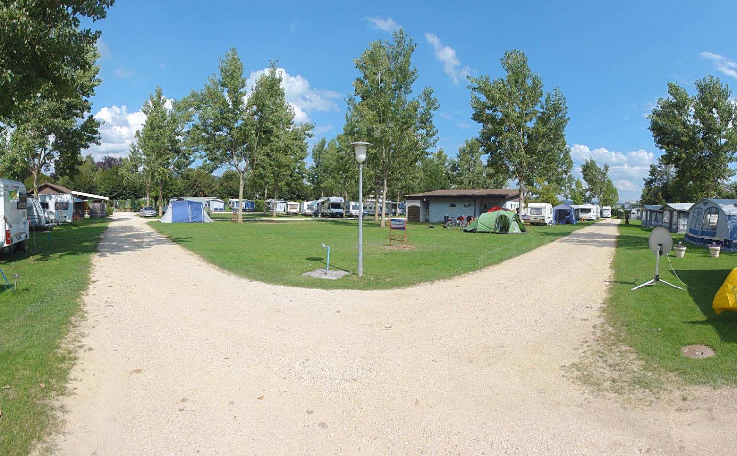 In Aarburg zetten we tent neer op het tentenveld van camping Wiggerspitz.