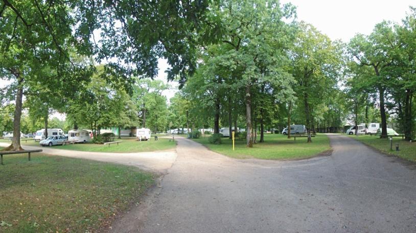 Na een uurtje steken we de Moezel over om vervolgens over een vreselijk modderpad door het bos onze weg te vervolgen. Maar de Moezel blijft wel in onze buurt.