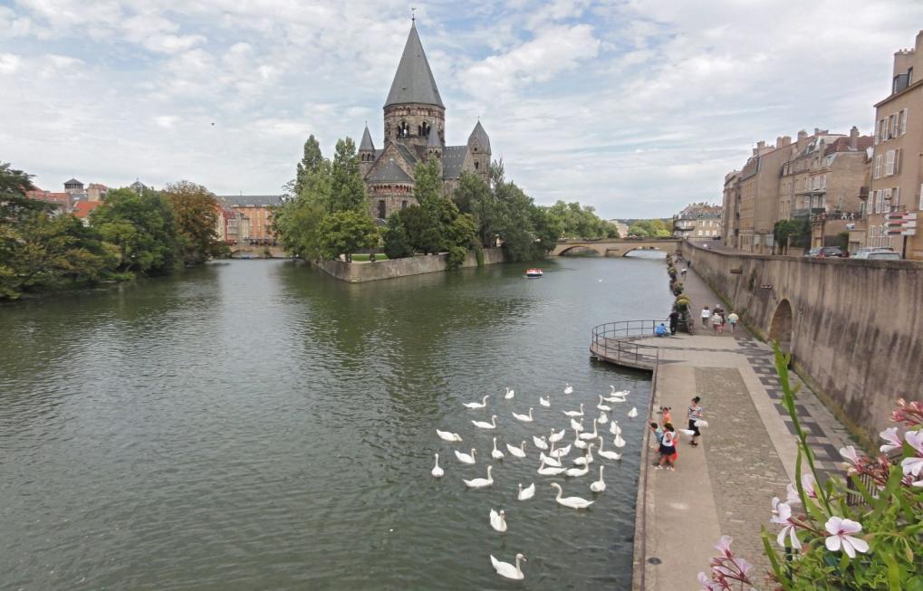 Het laatste stuk naar Metz zien we veel industrie, grote wegen, grote winkels enz. Maar in Metz aangekomen zien we dan ook weer een mooi stukje van deze oude stad.