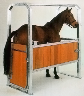 1p 25 Tegenwoordig kan bij veel paardenboxen de voorwand als geheel worden opengeschoven. Geef een reden waarom dit erg handig kan zijn. 1p 26 Hieronder staat een paard in een speciale box.
