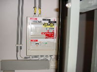 1. De elektrisch aangedreven lift Bevrijdingsprocedure elektrische liften (2) De machinekamer opzoeken en de hoofdschakelaar uit-en inschakelen